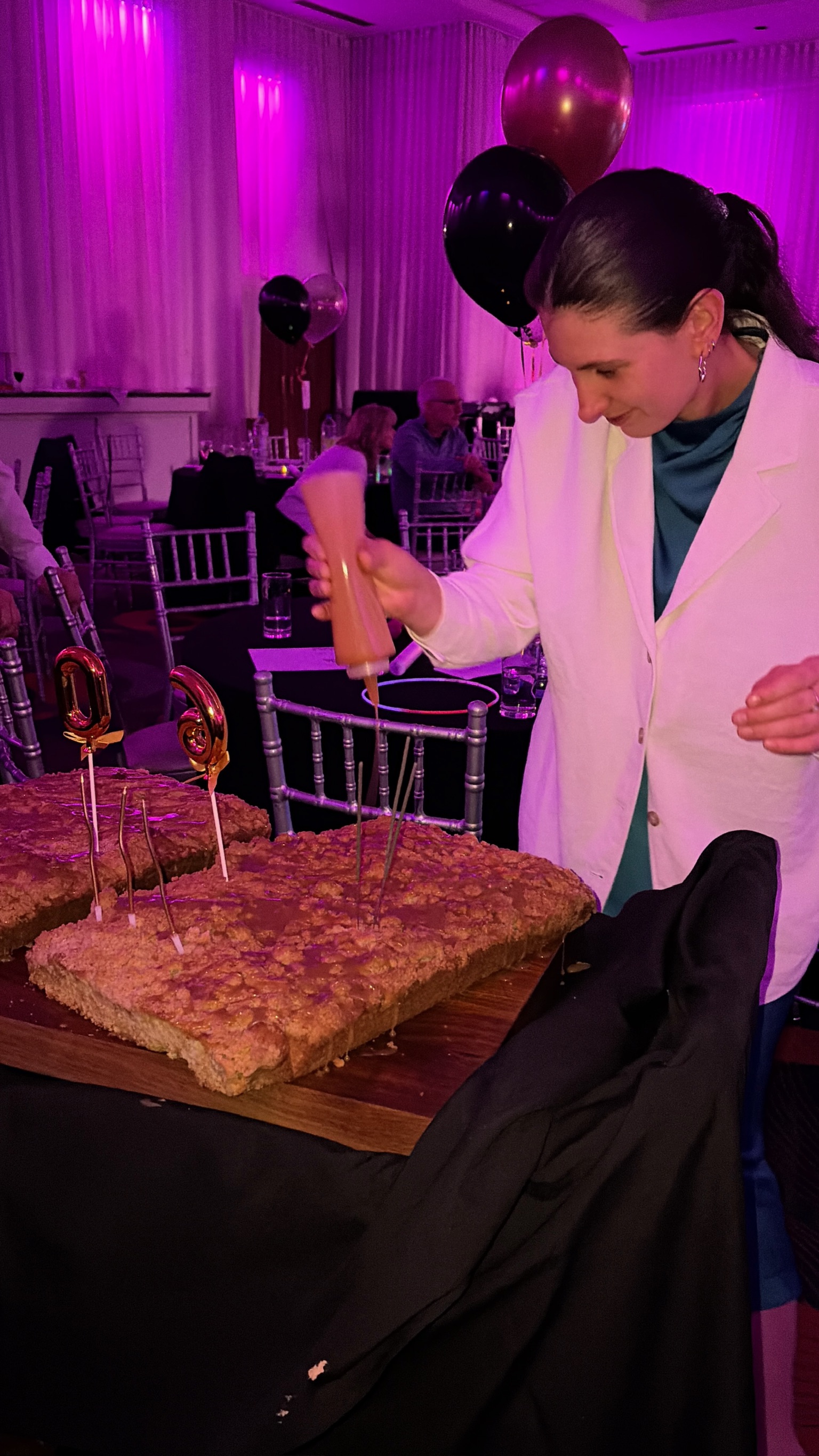 Maude Presseault en cuisine, concentrée sur la préparation d'un plat