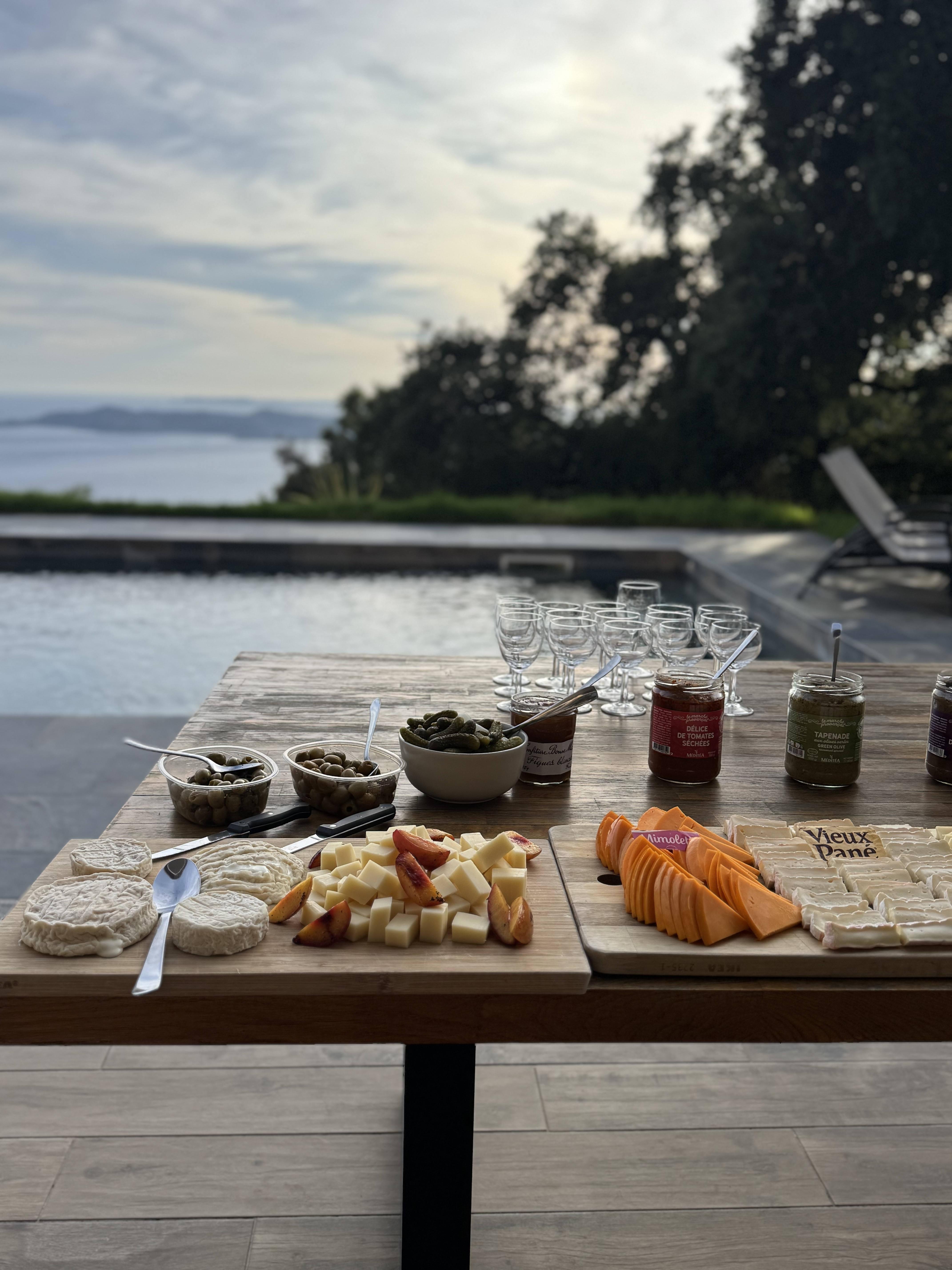Une belle table dressée sur le bord de l'eau