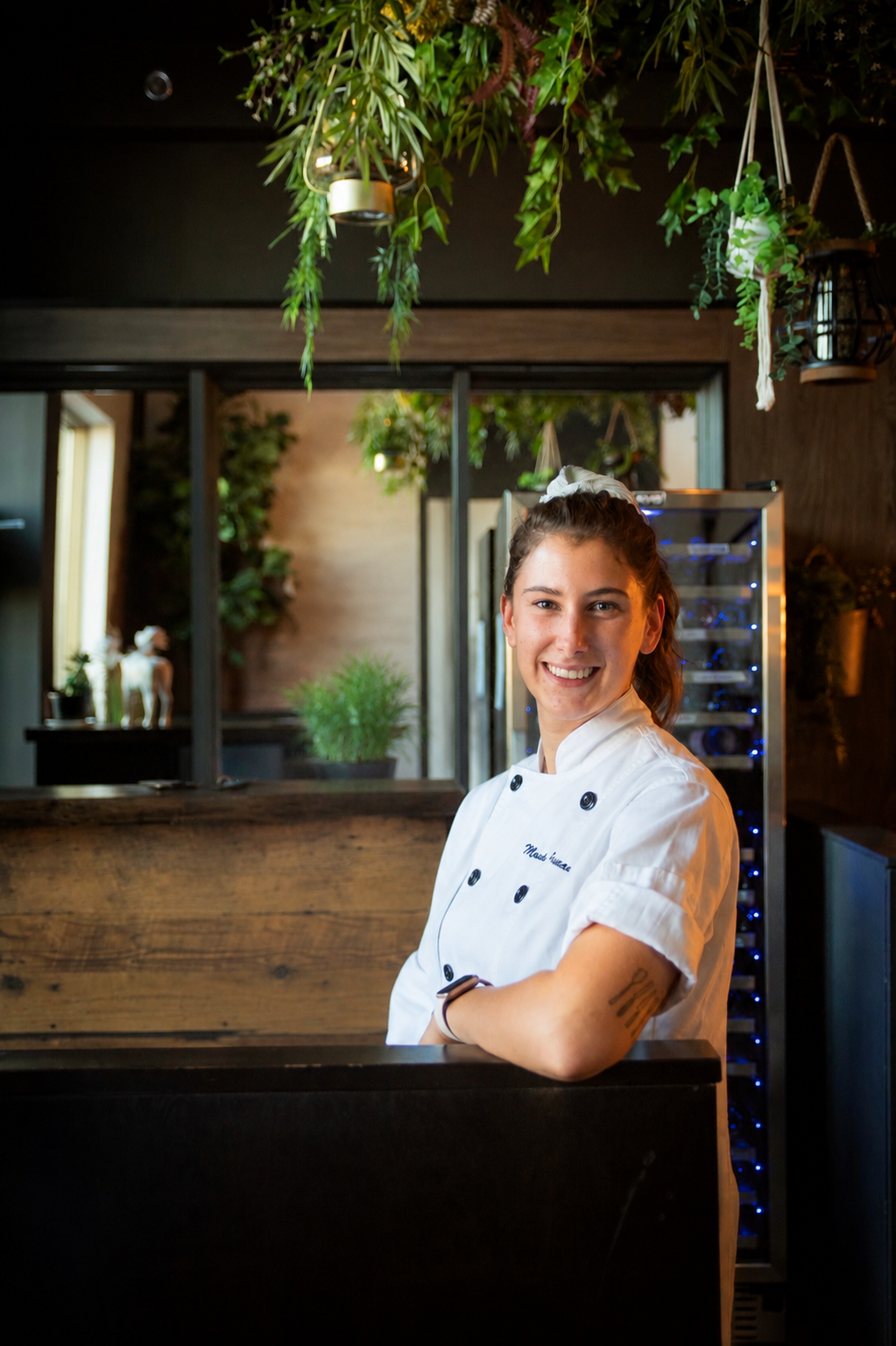 Maude Presseault, cheffe privée, souriante en veste de chef noire