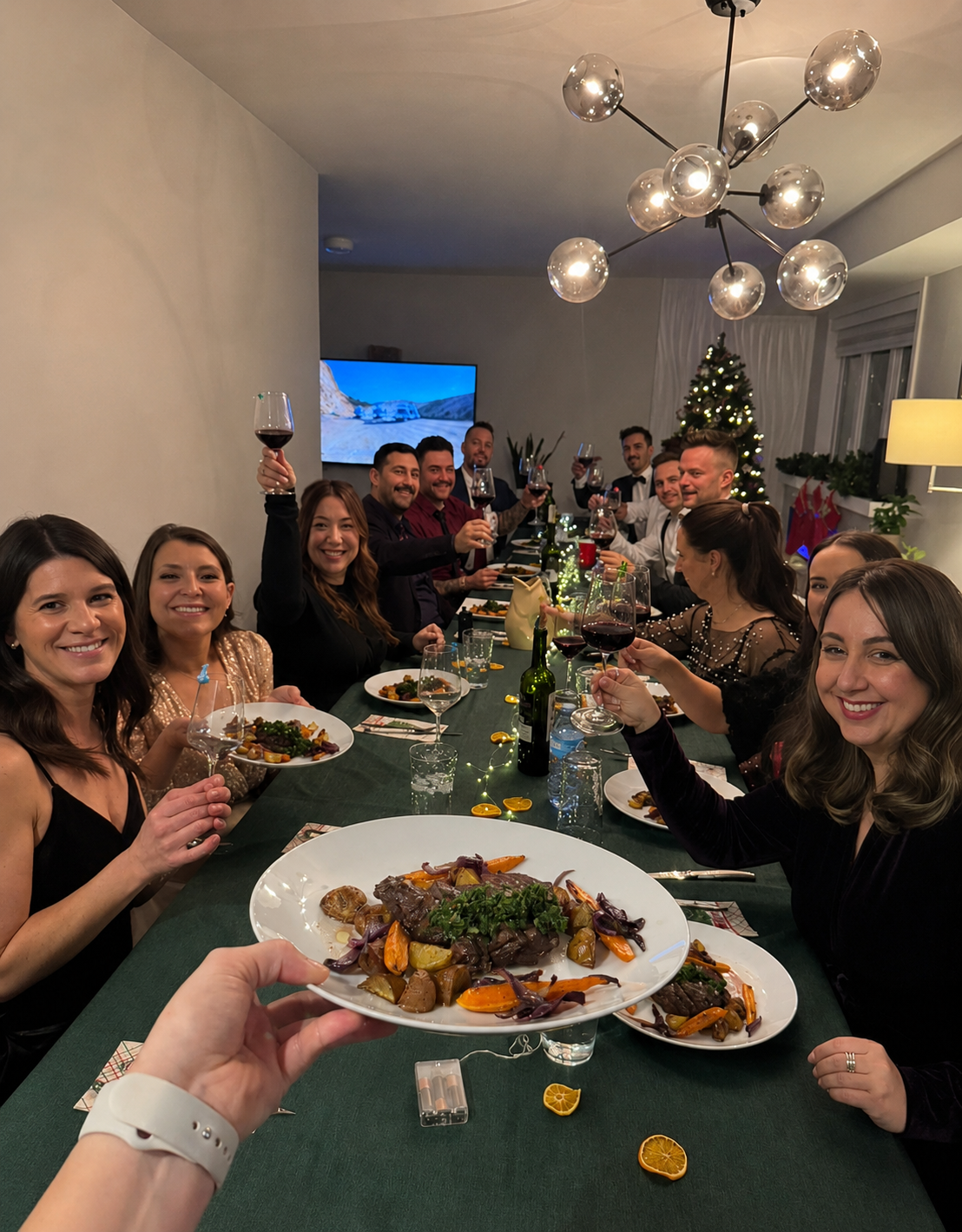 Famille et amis réunis autour d'une table