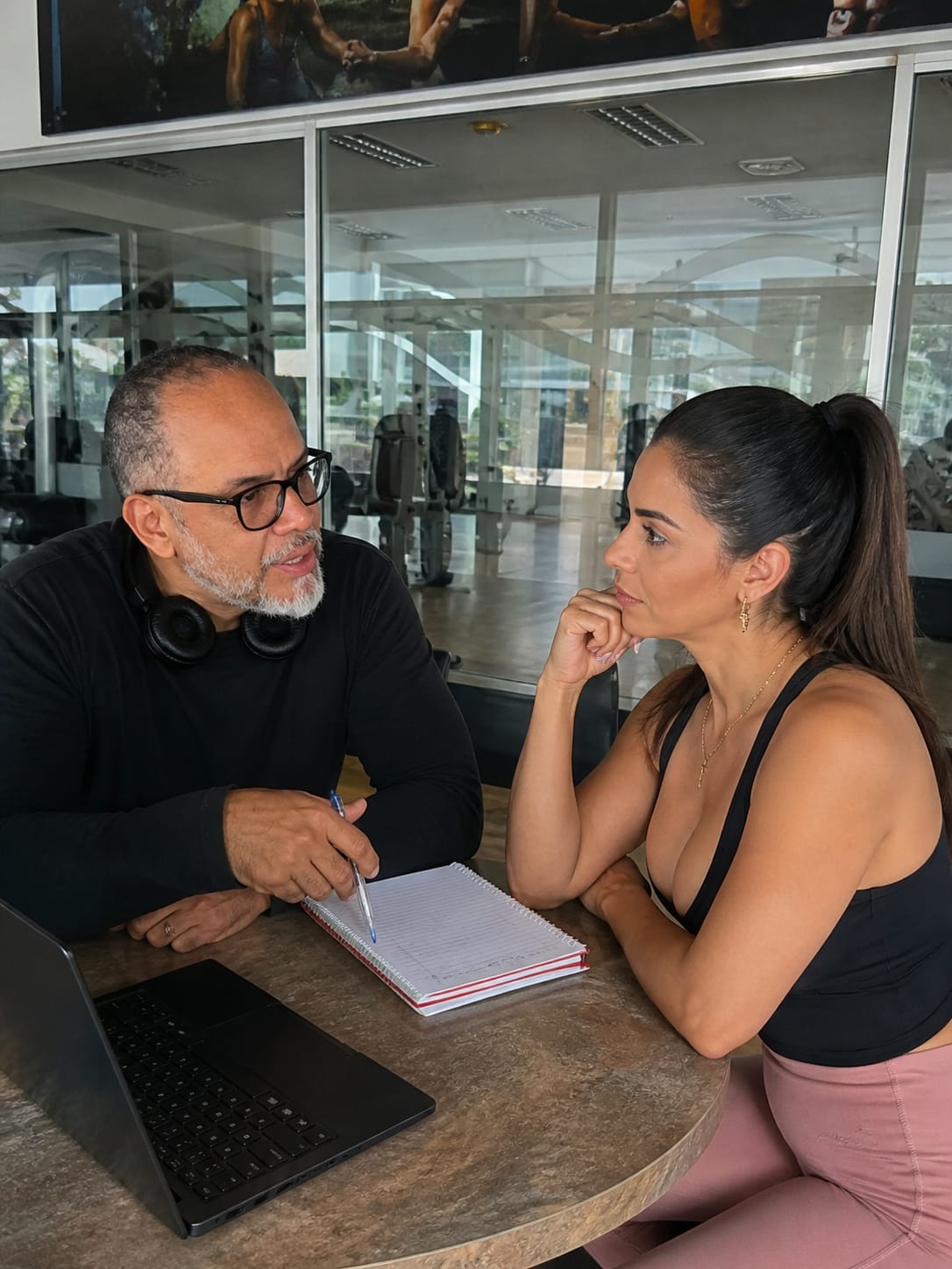 Coaching ontológico para coaches: Mario Álvarez acompaña a una coachee en una sesión.
