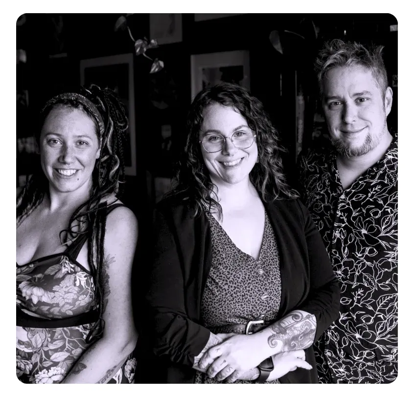 Photo en noir et blanc des trois personnes derrière l’Écosystème iA