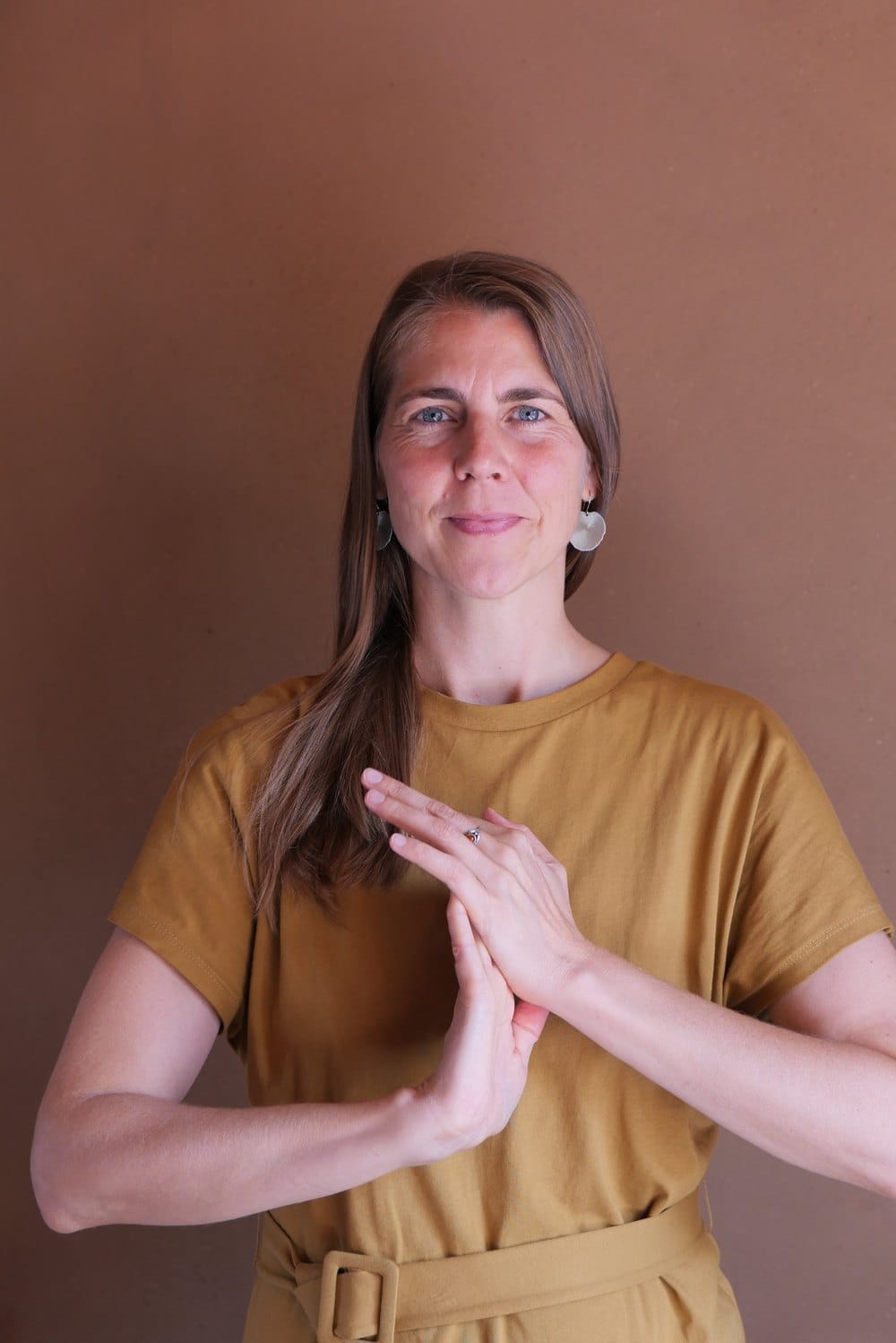 Sarah Simone Günther im Profil auf einer Wiese