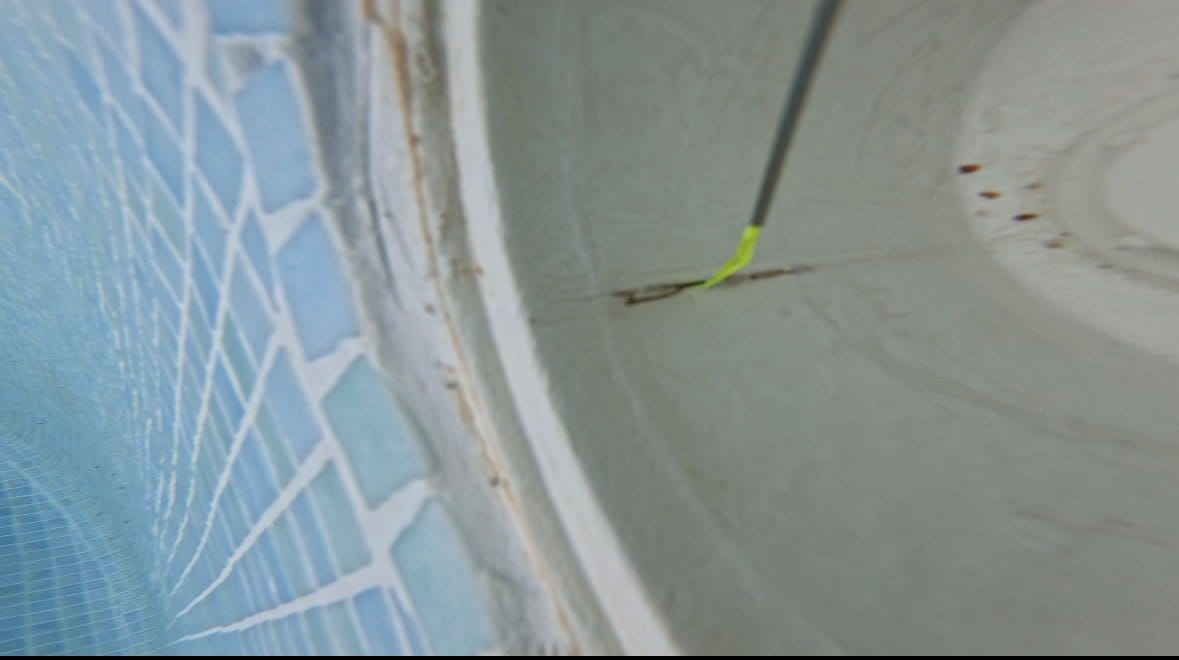 Filet de fluorescéine aspiré par une fissure
