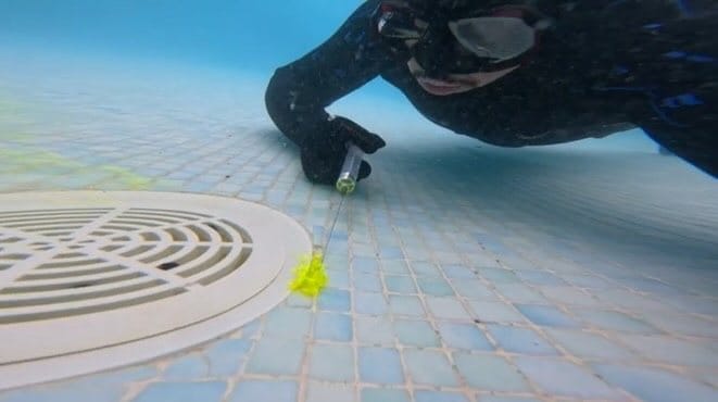 Recherche de fuite en plongée : fluorescéine devant la bonde de fond