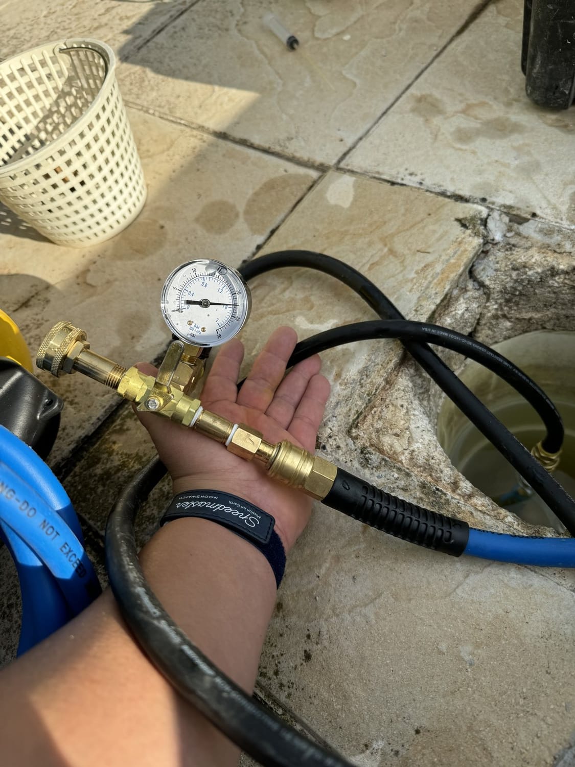 Mise en pression d’une canalisation de piscine au manomètre