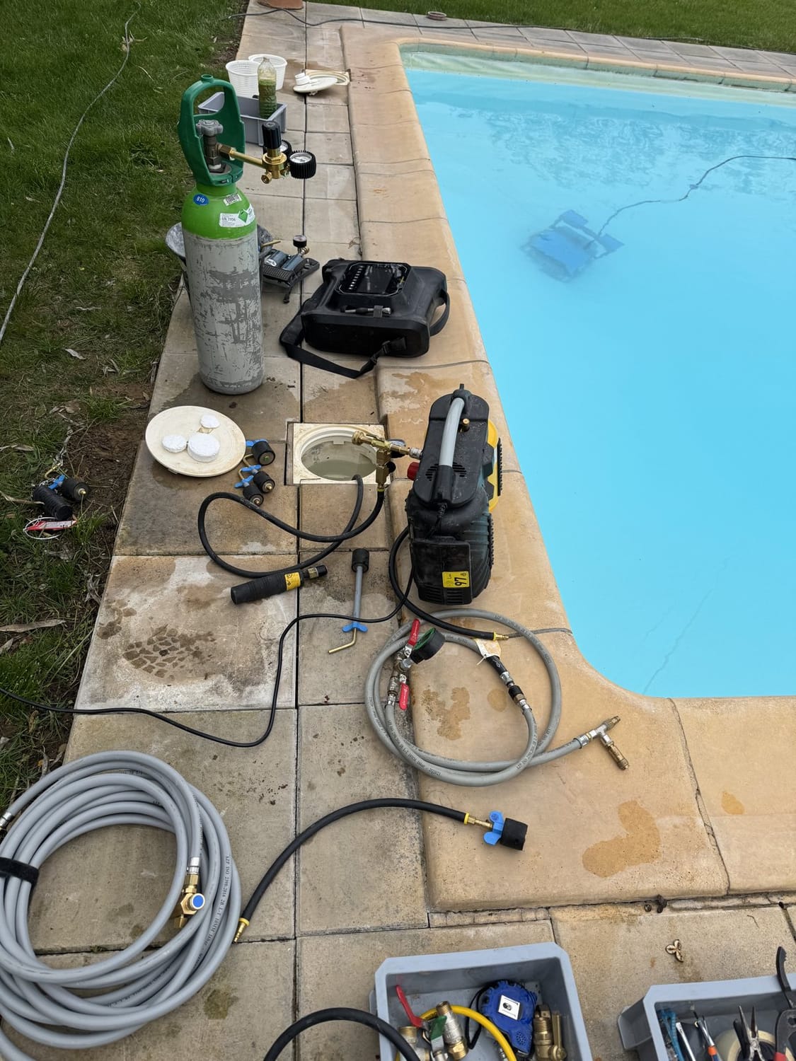 Gaz traceur pour localiser une fuite de piscine