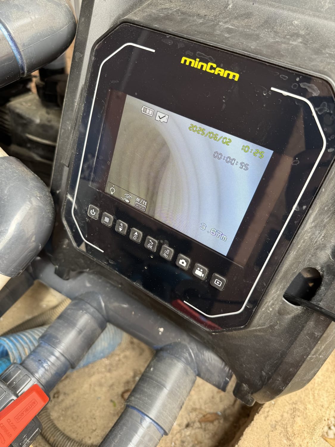 Caméra d'inspection dans une canalisation de piscine