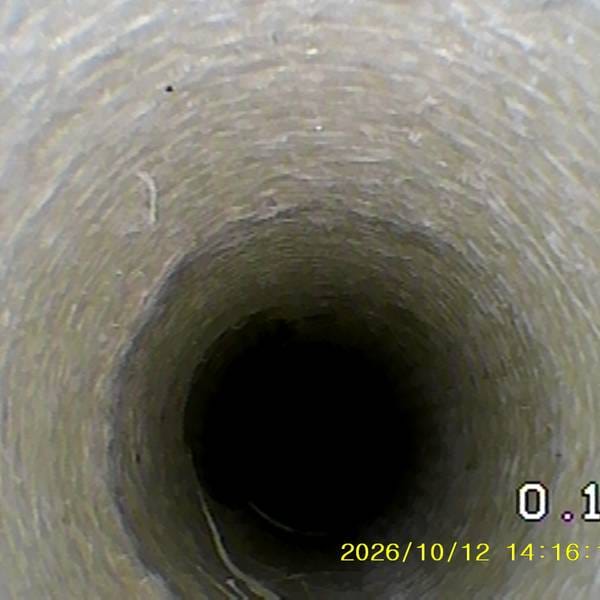 Chemisage piscine : manchette en fibre de verre et résine posée dans la canalisation, vue caméra