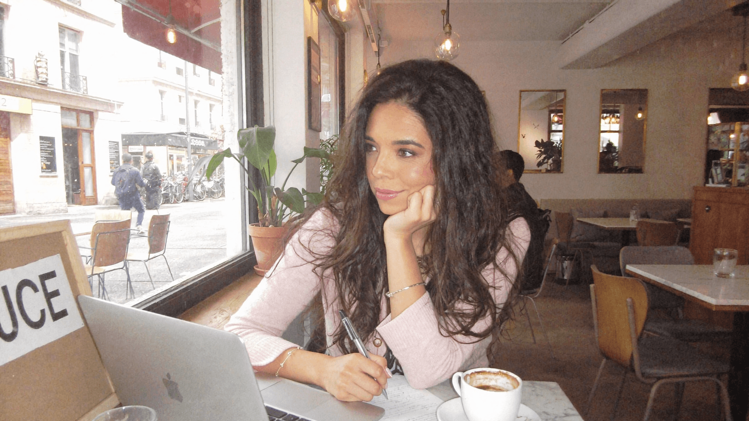Café laptop ventana