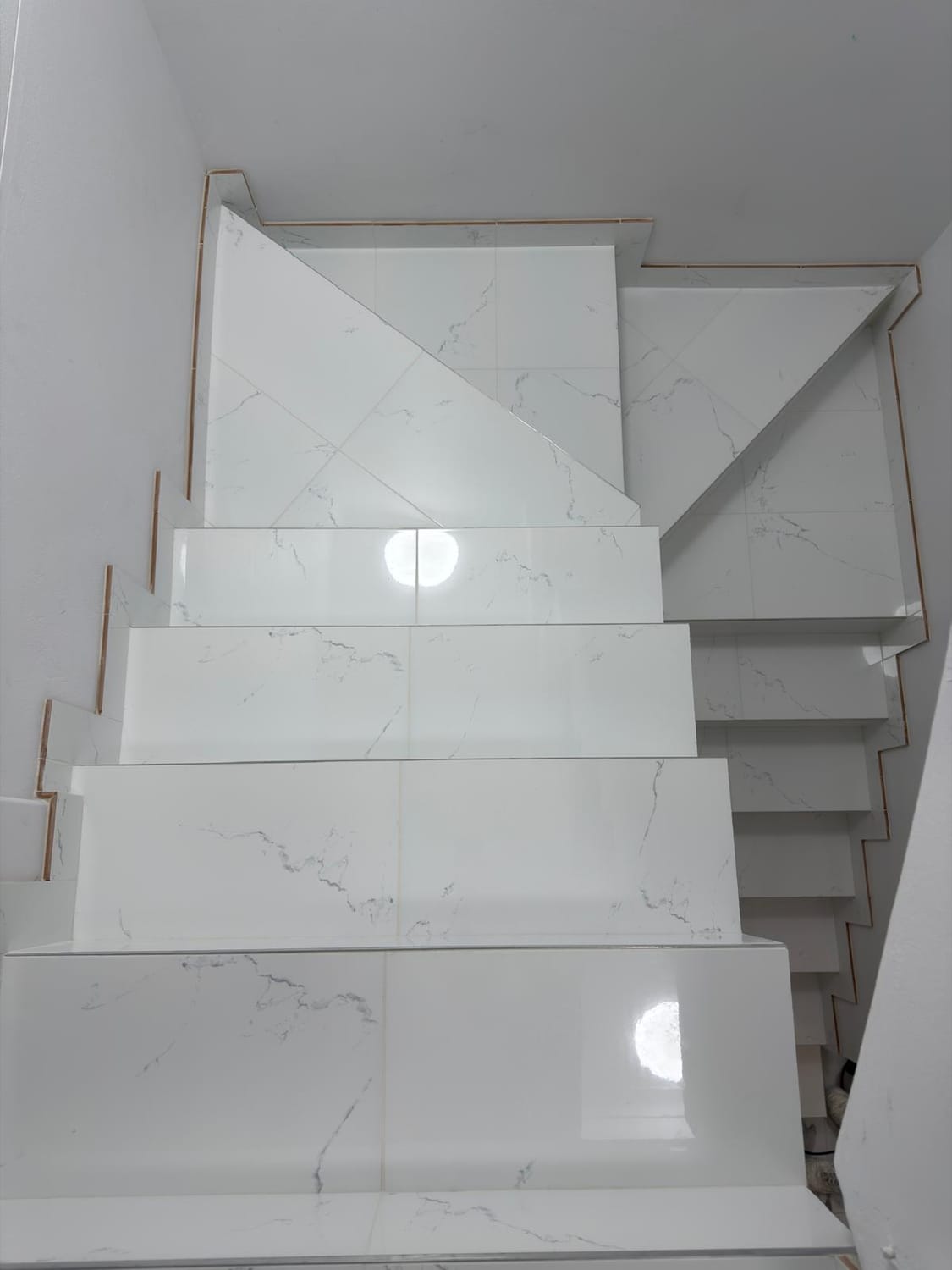 Pose de carrelage escalier — Vucera