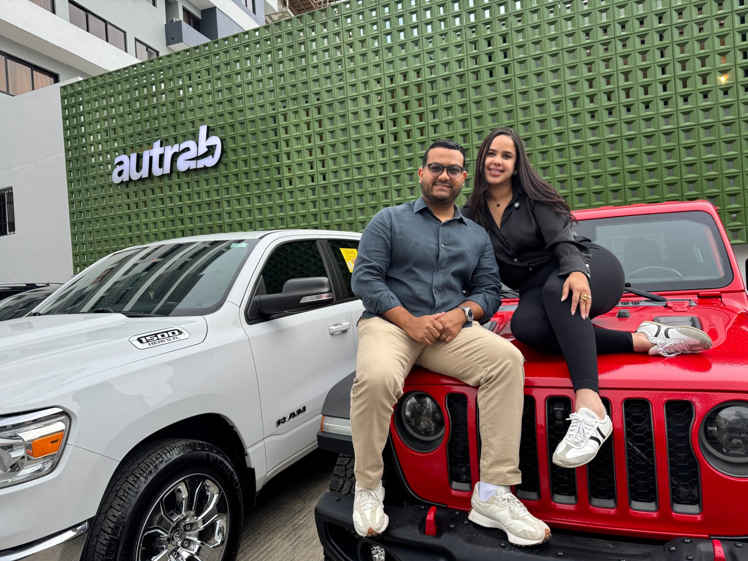 Fundadores de AUTRAB junto a vehículos importados desde EE.UU.
