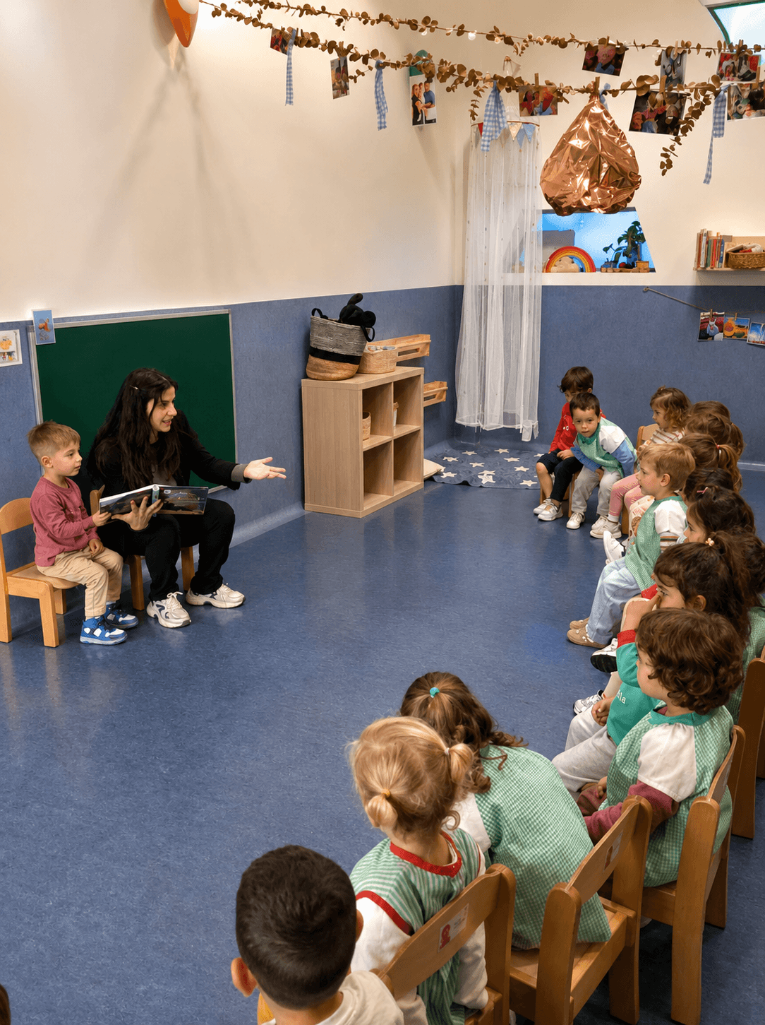 Sara acompañando a alumnos en el aula