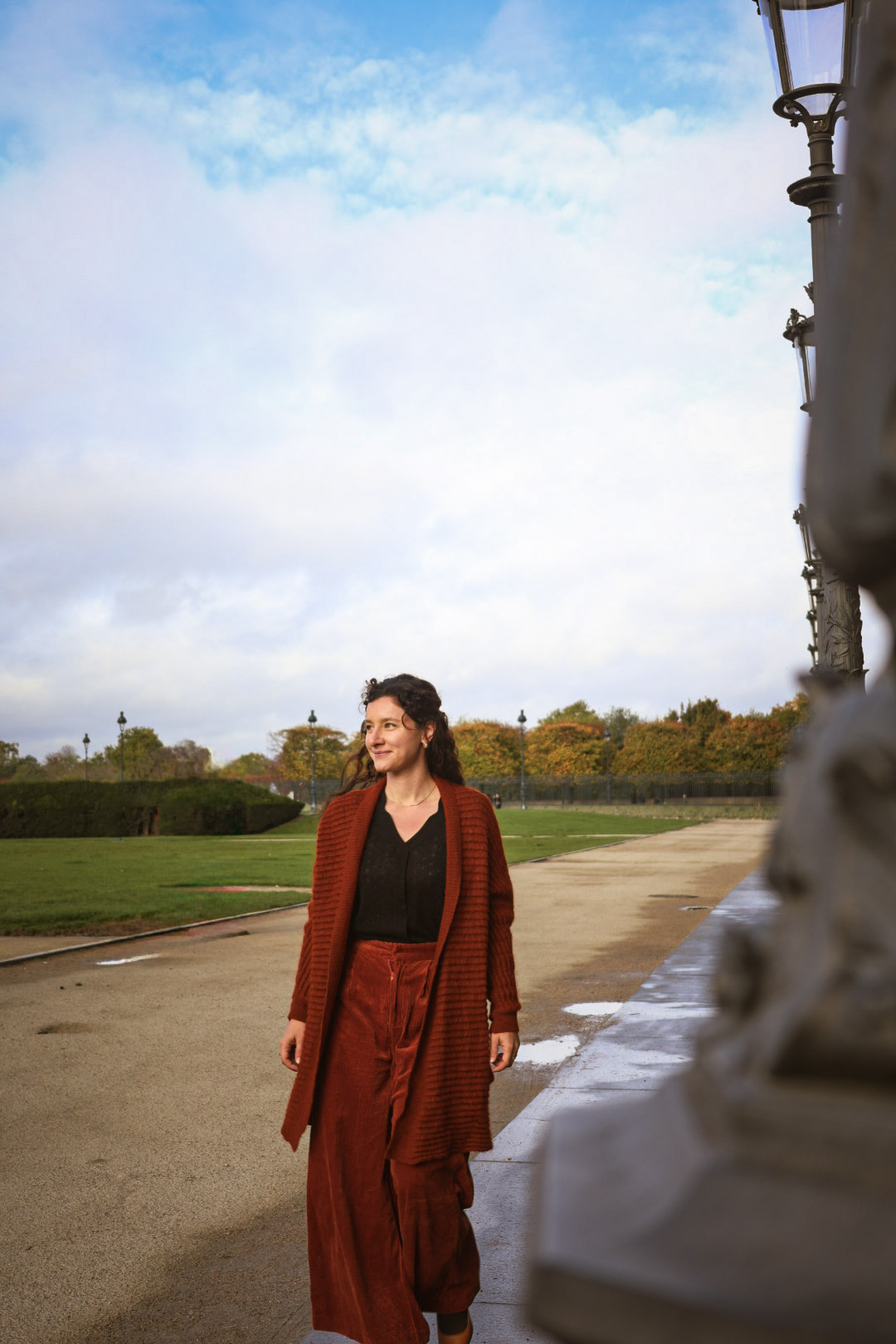 Femme marchant dans un parc en automne