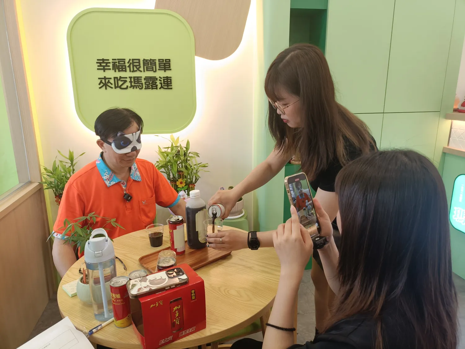 工作人員倒入仙草飲