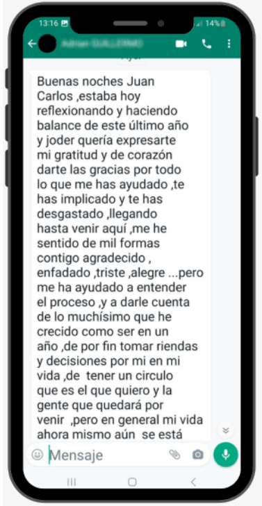 «Hace más de tres años pasé por una época muy estresante, a la que me había acostumbrado. Entré en una inercia de intentar hacer muchas cosas, de hacer más de un trabajo, de intentar llegar a todo. Y mi cuerpo había respondido a eso enlazando enfermedades una tras otra. Gripe, asma, ataques de tos nocturna, vértigo posicional, insomnio, ansiedad… Una de las primeras sorpresas después de hacer el proceso de Mente Poderosa fué que mi sistema immunitario está reforzado. Si quitamos algún resfriado leve ocasional, he gozado de muy buena salud desde entonces. Me di cuenta que estamos rodeados de mensajes de miedo por todos lados (que los egos amplifican) y una de las cosas que cambiaron ha sido saber que el miedo sólo existía en mi cabeza. Me di cuenta que si me quitaba miedos podía acceder a mi ser, a lo que soy y a lo que me hace disfrutar de la vida. Esto te abre una visión nueva del mundo. Te hace vivir más y mejor, más plenamente, en el presente, y disfrutar mucho más de lo que tienes. Eliminando gran parte de los miedos se eliminó gran parte de mi ansiedad. Asimismo me sirvió para ordenarme y enfocarme hacia lo que me apasiona. Tenía algunos aspectos de mi vida abandonados que he recuperado o he creado.» Jaume Miró / Director de teatro y dramaturgo