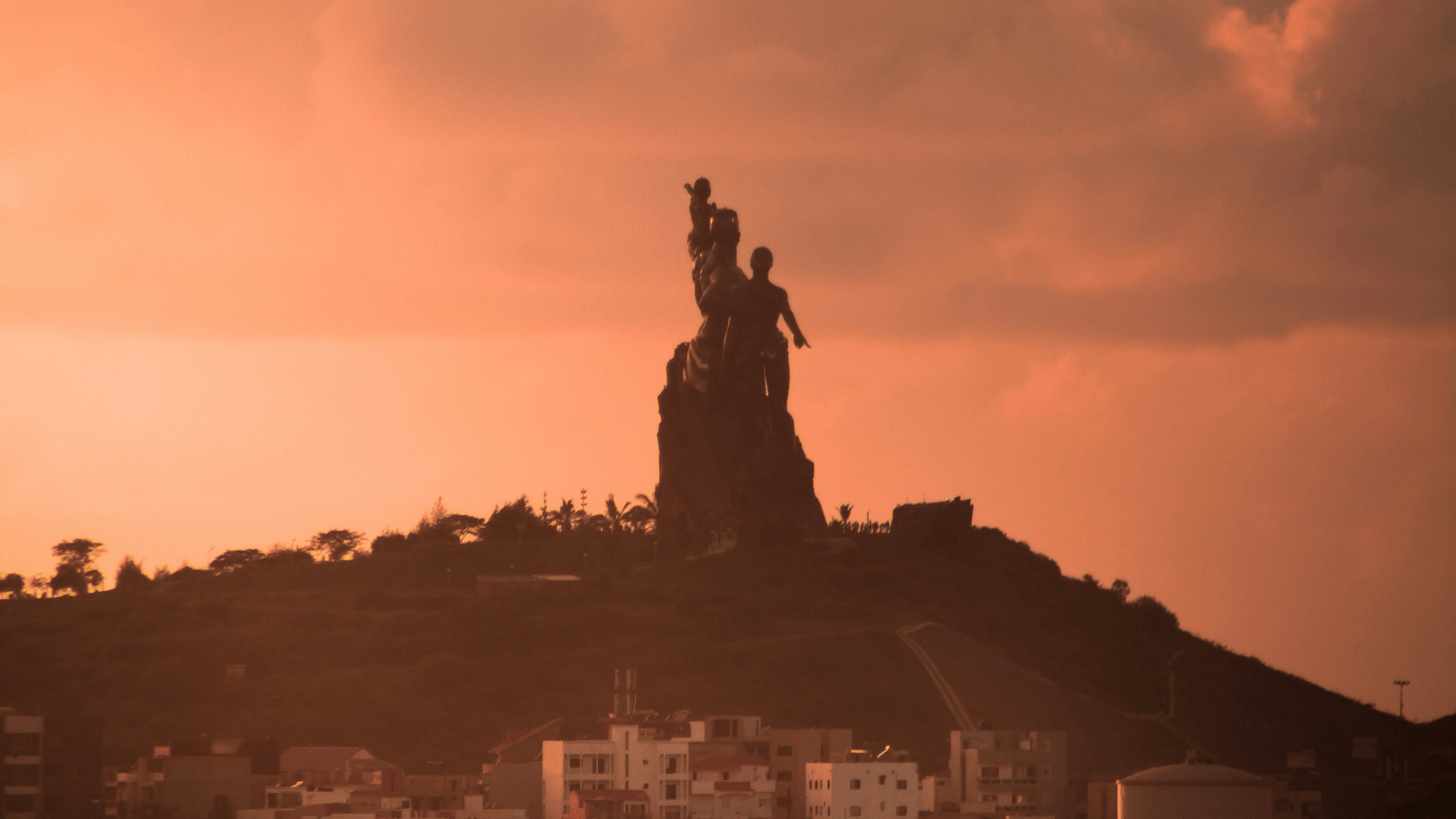Monument silhouetté au-dessus d'une métropole africaine