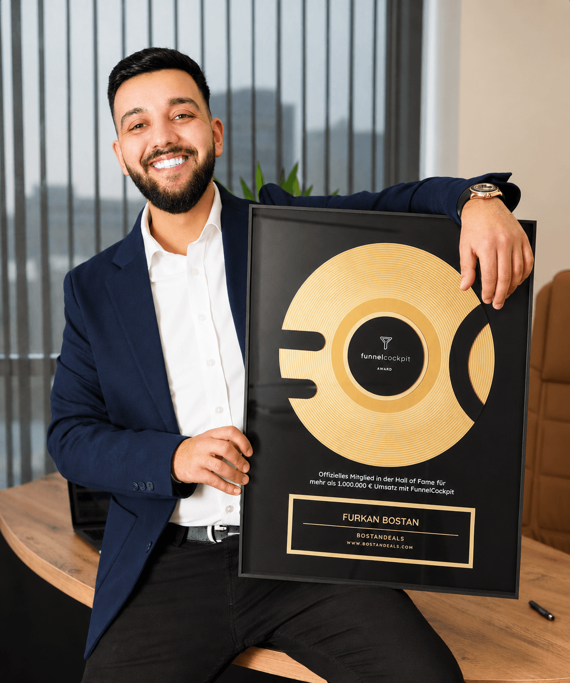 Furkan Bostan, Gründer von BostanDeals, mit FunnelCockpit Hall of Fame Award