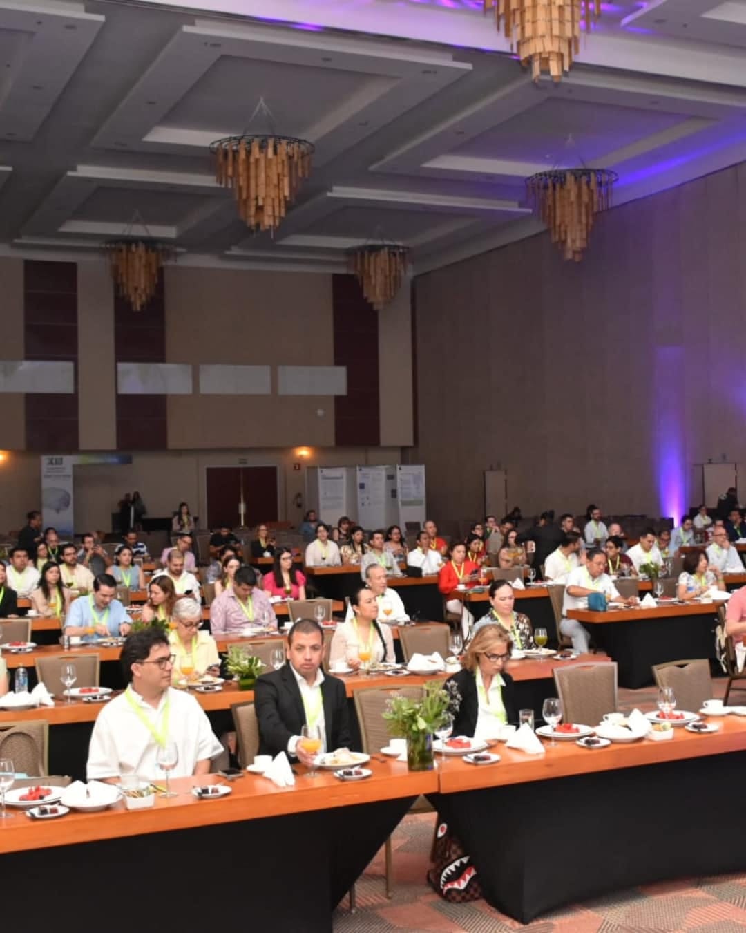 Congreso corporativo en auditorio lleno