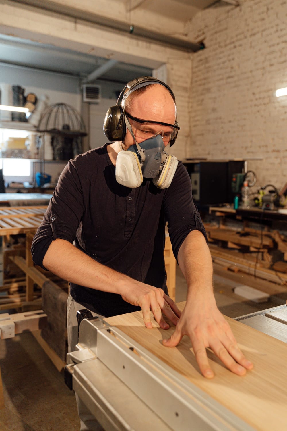 Artisan menuisier dans son atelier