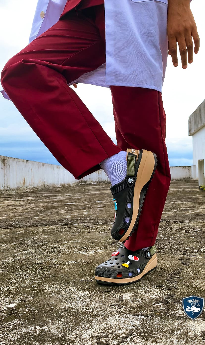 Aura clogs customer photo