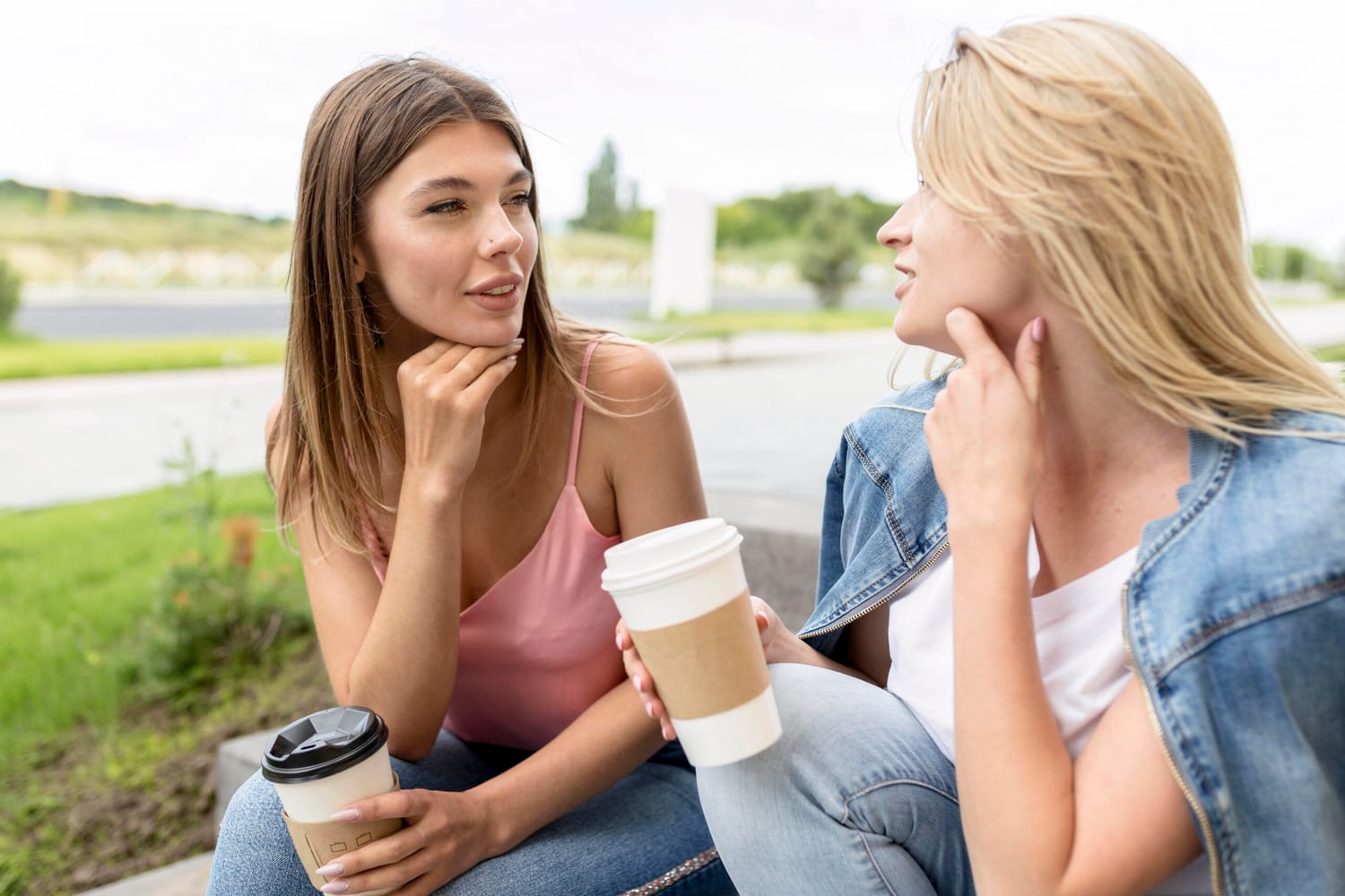 Two friends chatting confidently over coffee, at ease speaking French