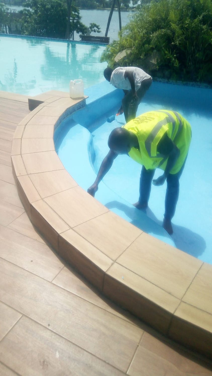Stratification de piscines en résine époxy