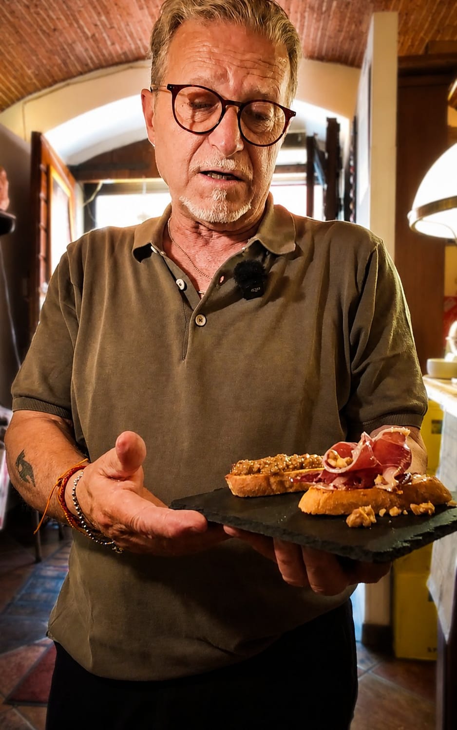 Angelo con il vassoio dei crostini