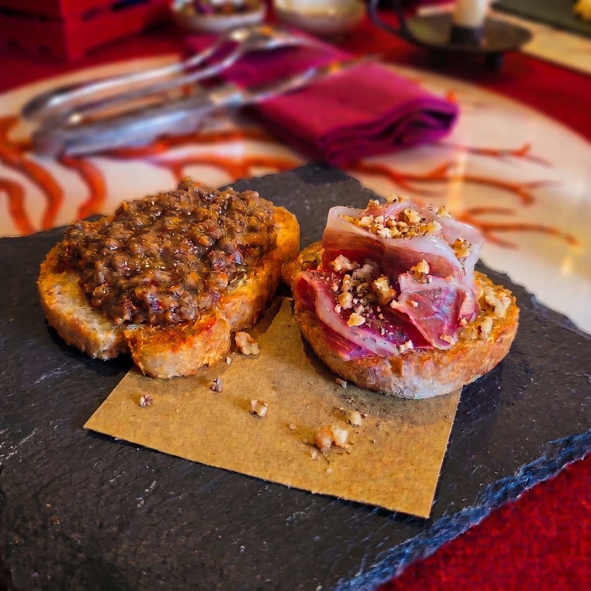 I due crostini: Serrano e Fegatini