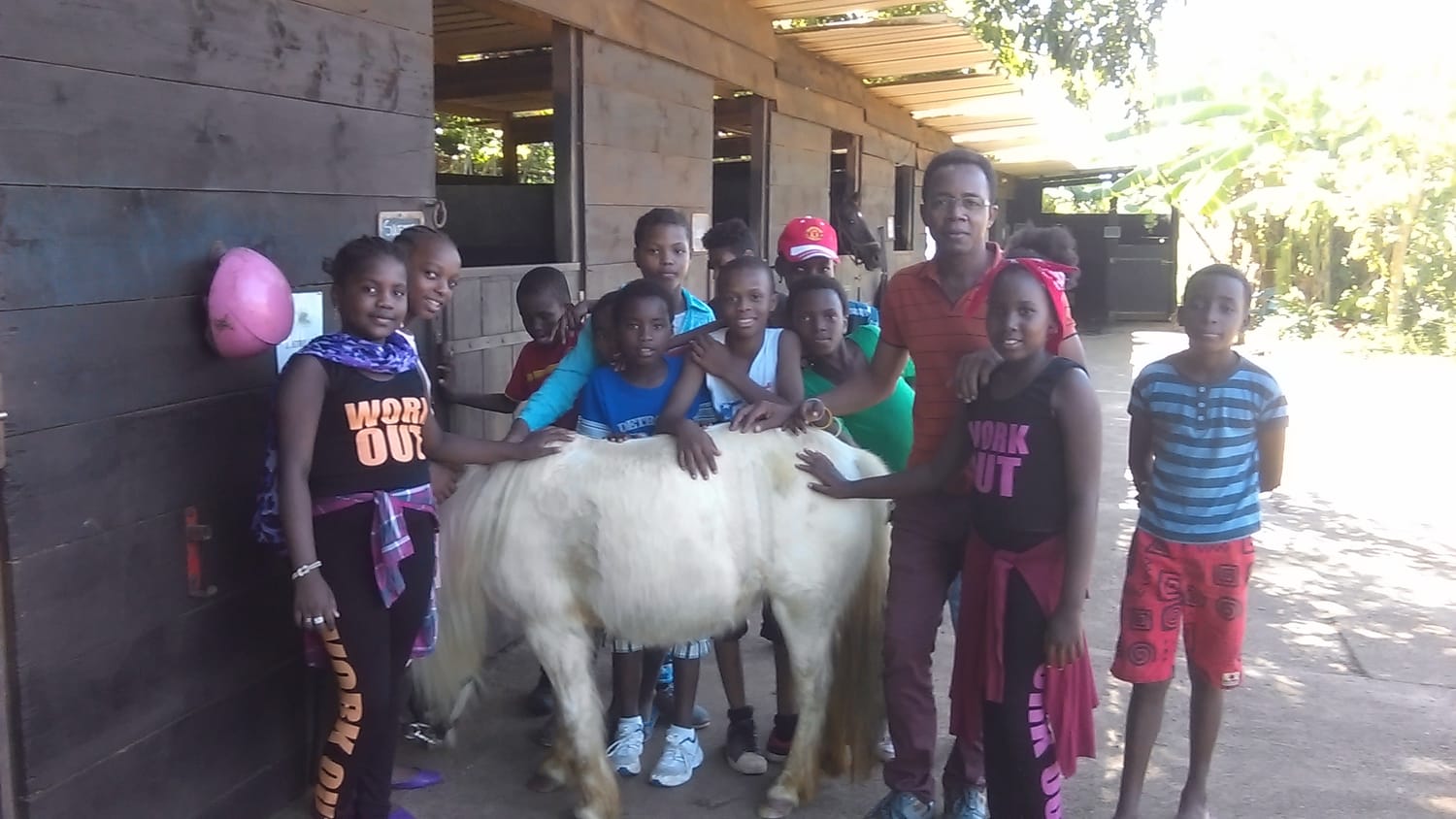 Enfants autour d'un cheval à Mayotte
