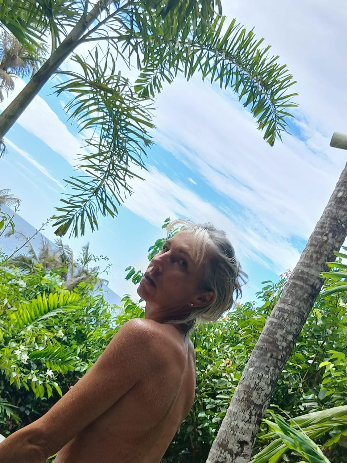 Marie au Sri Lanka devant une statue