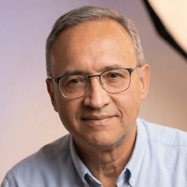 Jorge Levy Benrós é o autor das reflexões sobre Constelação Familiar e a visão Sistémica.