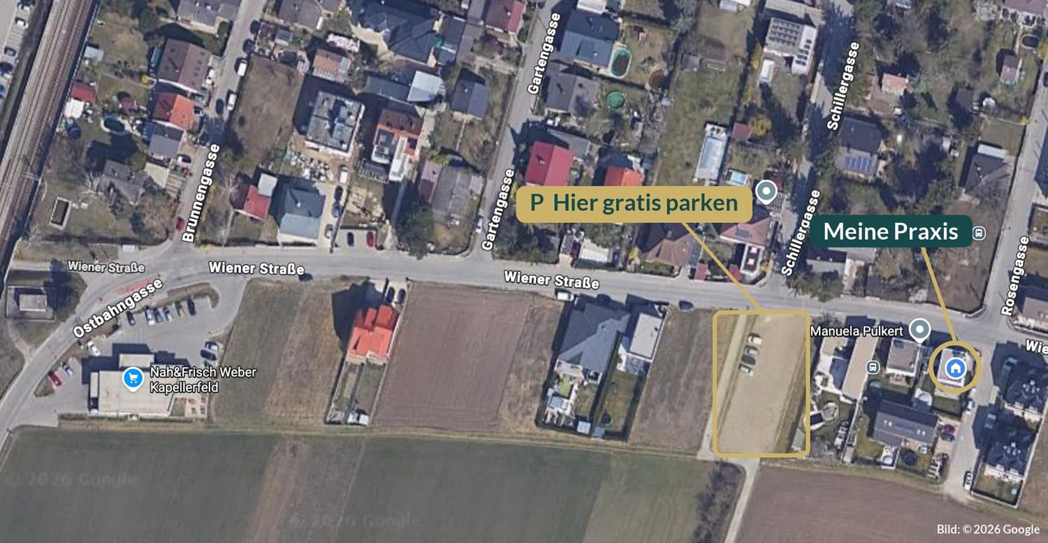 Luftbild Kapellerfeld: Praxis von Manuela Pulkert in der Wiener Straße 66a und der Gratis-Parkplatz daneben
