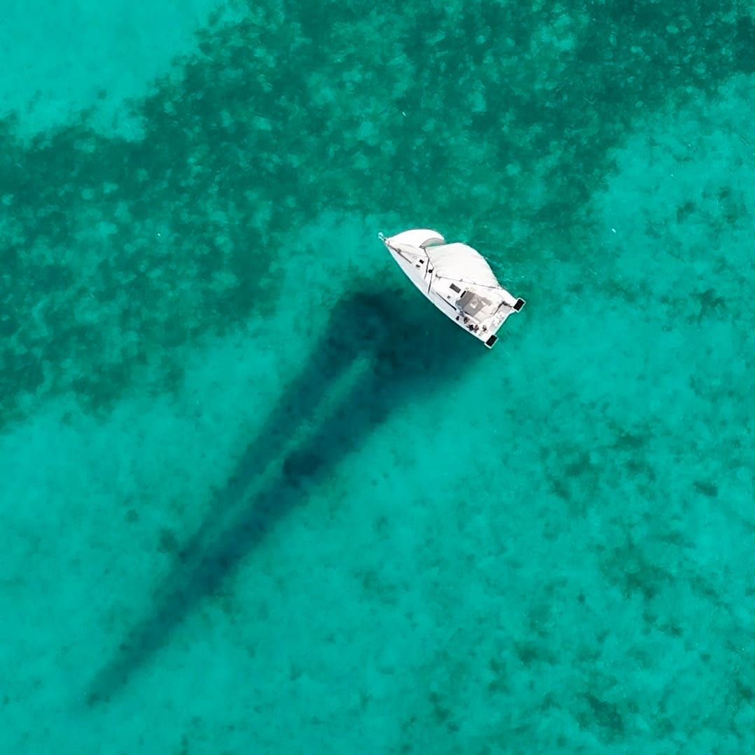 Pogo 44 vu du ciel dans le lagon
