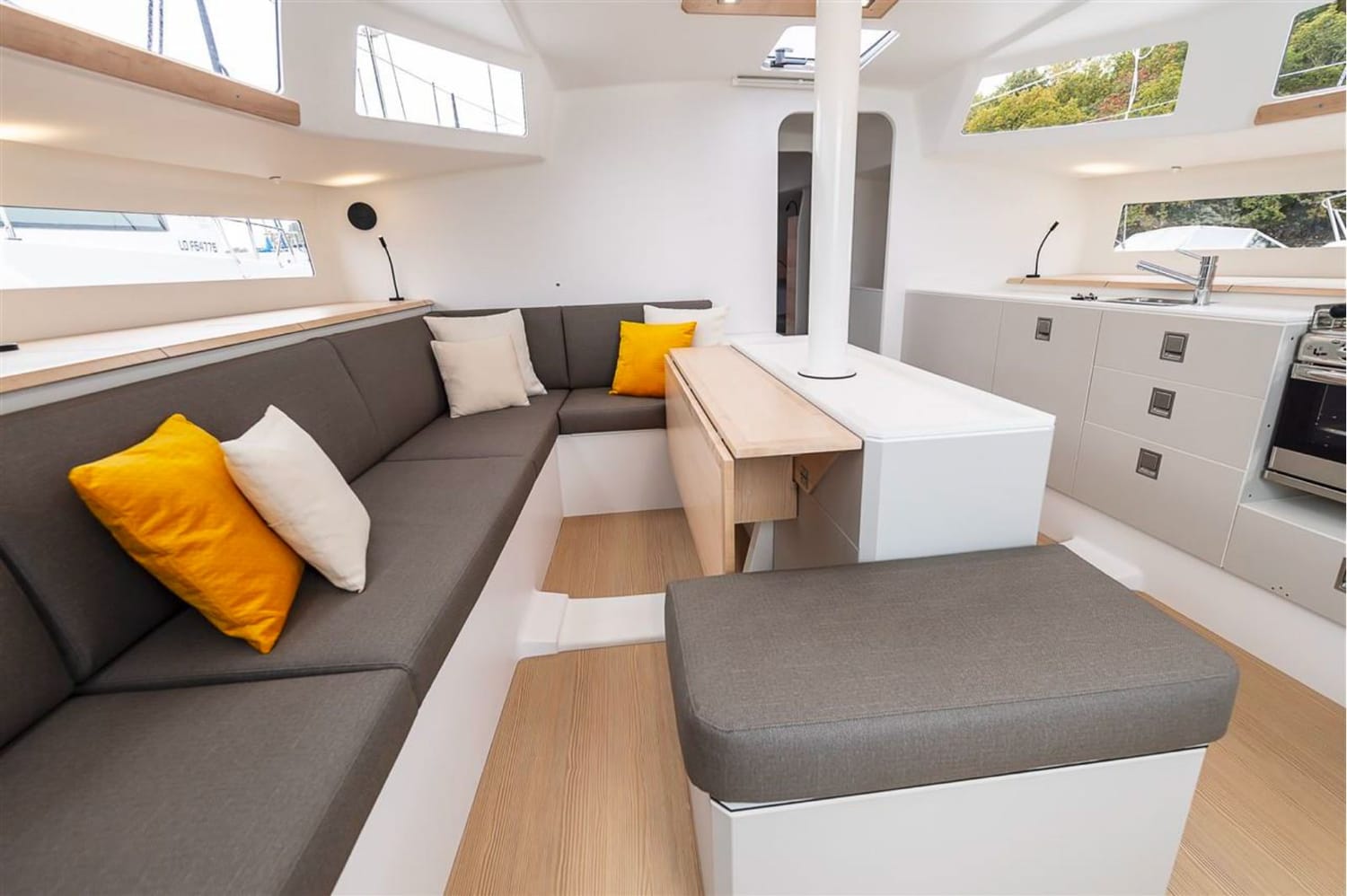 Carré et espace commun intérieur du Pogo 44