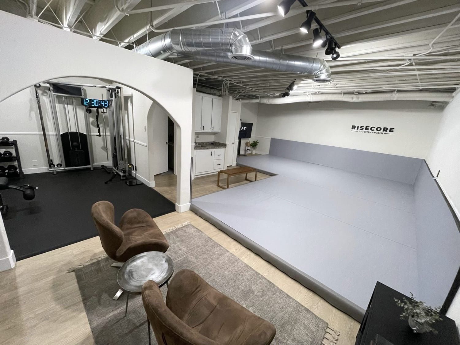 The RiseCore studio: a lounge corner, a training mat and a small strength area