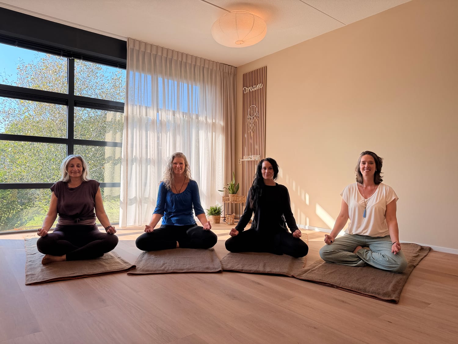 Het docententeam van Yoga Studio Heerde-Epe samen in de yogastudio in Heerde