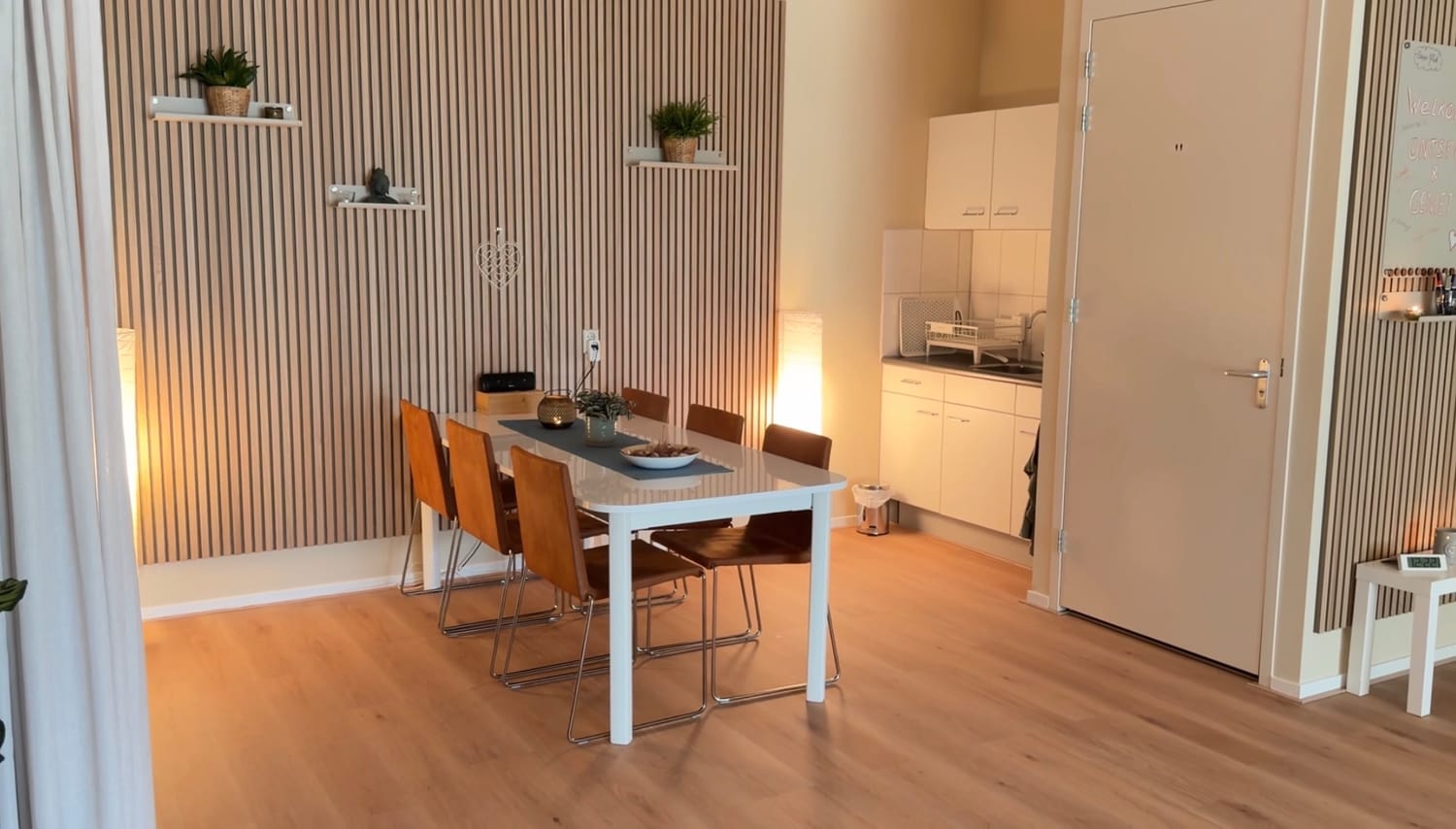 Tafel, stoelen en pantry in de studio