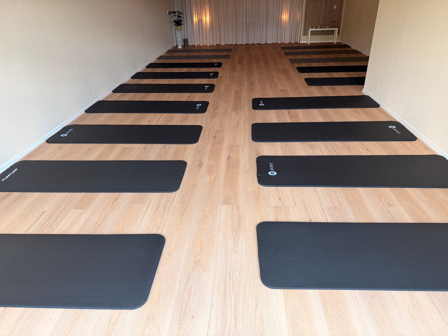 Alternatieve matopstelling in de yogastudio