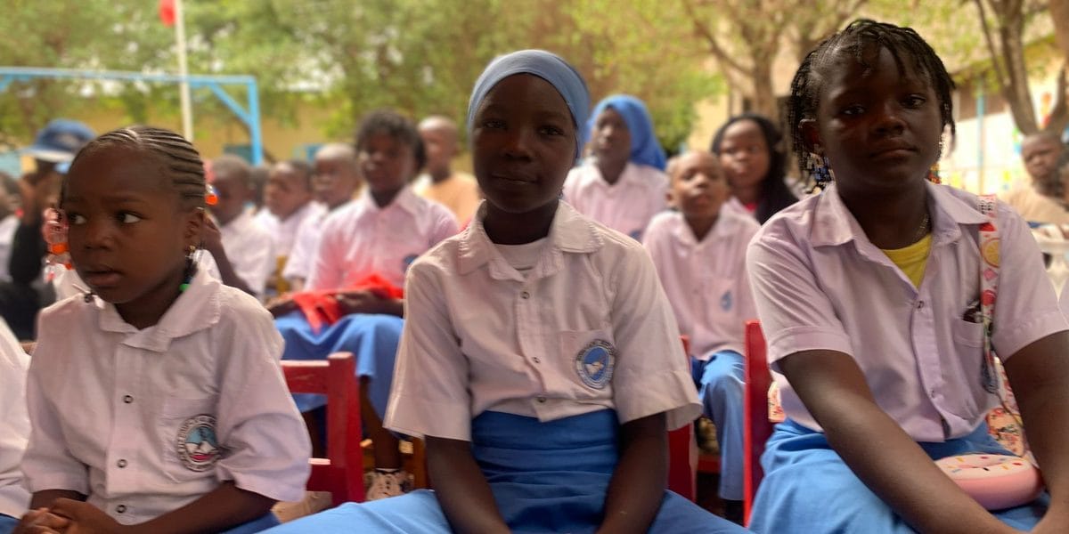 Élèves du Complexe Scolaire la Nouvelle Génération Plus réunis dans la cour de l'école.