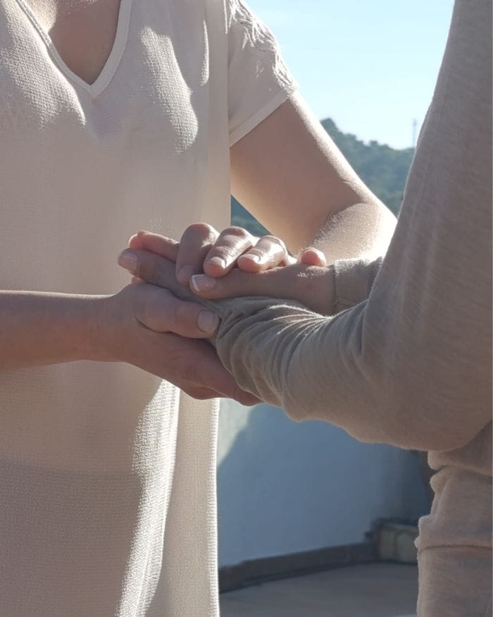 Mains liées, accompagnement et confiance