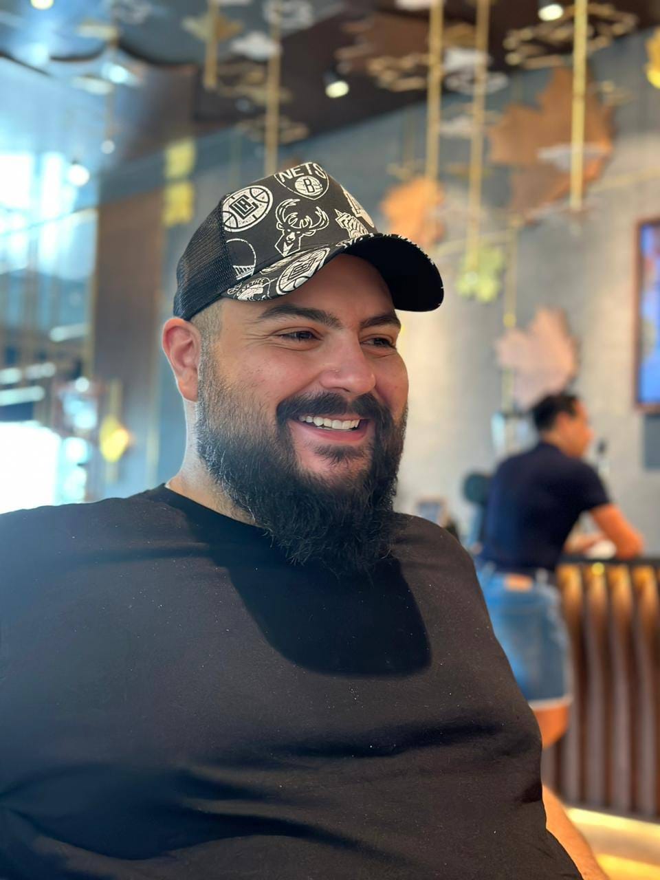 خالد سعد مبتسماً في مقهى.