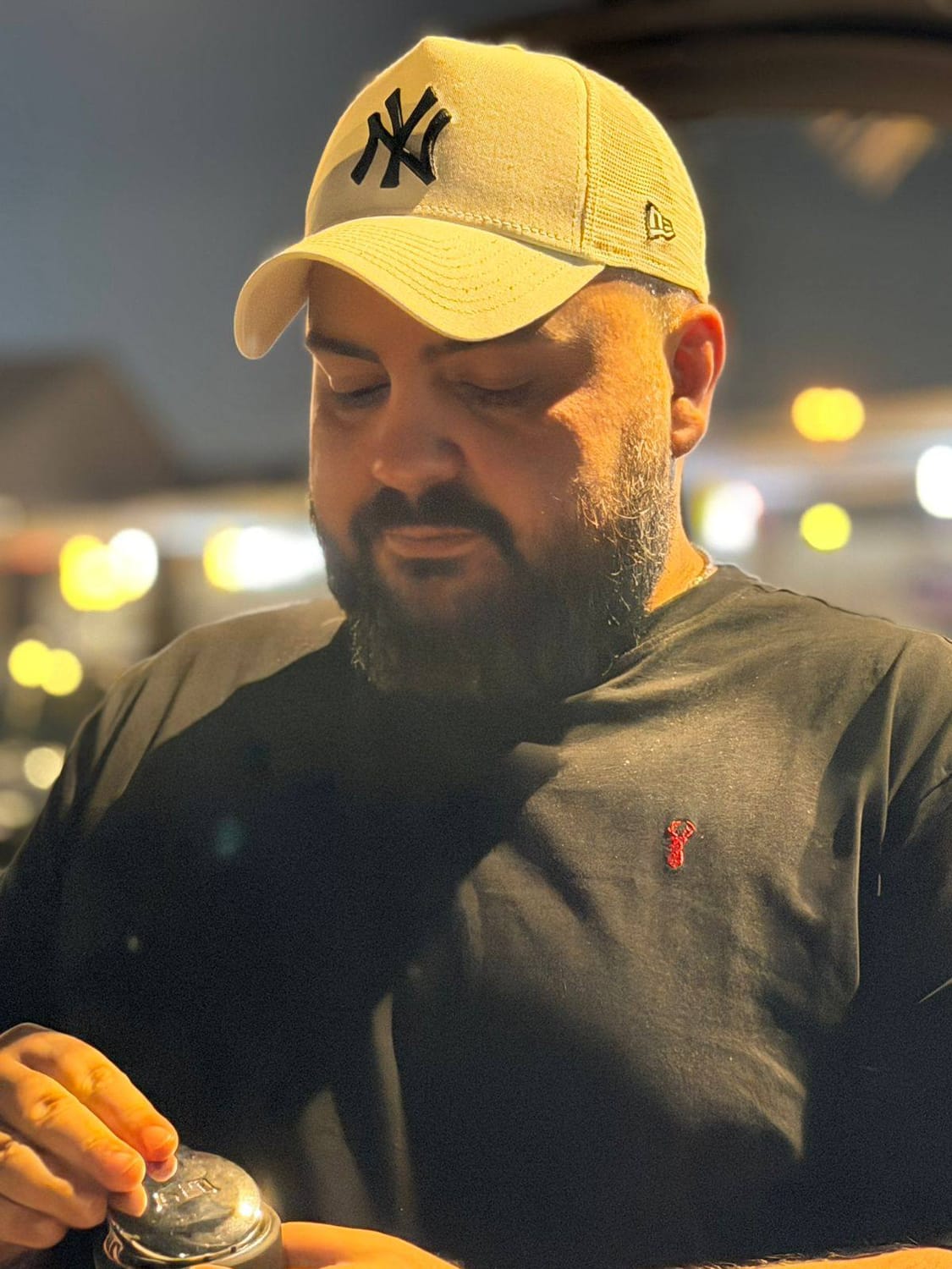 خالد سعد مرتدياً قبعة صفراء.