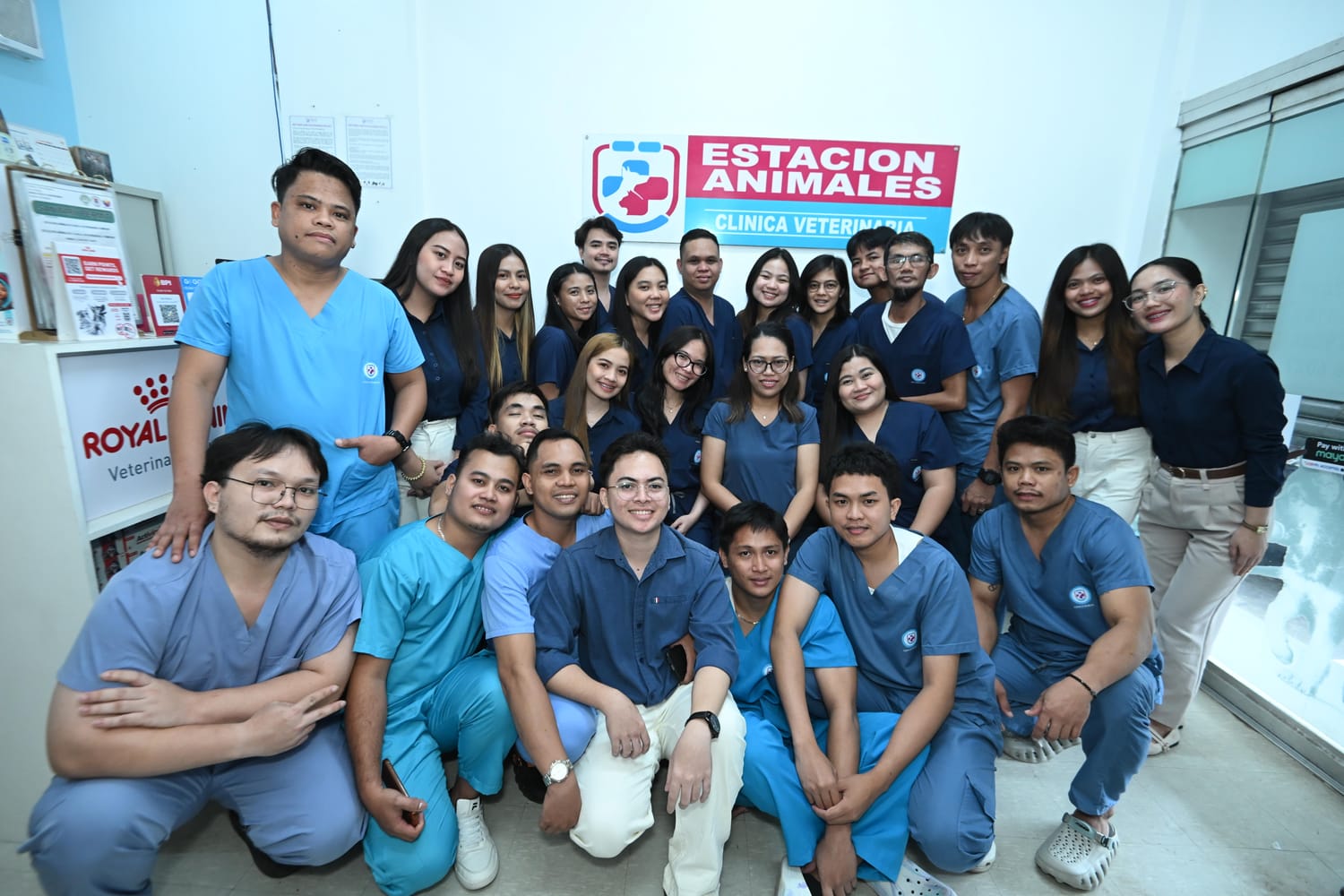 Estacion Animales Clinica Veterinaria team caring for a patient