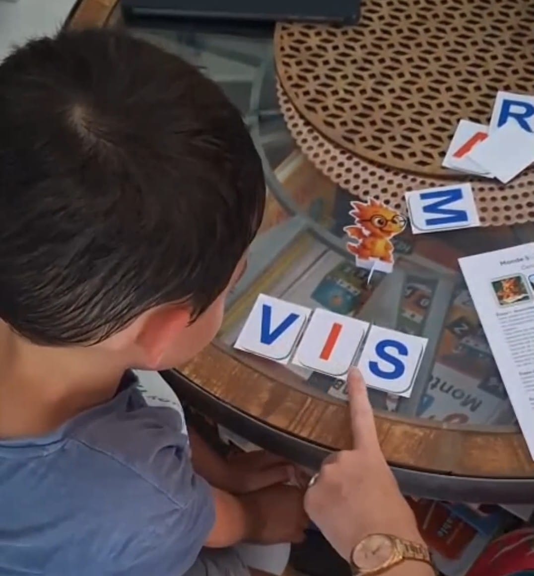 un enfant de 4 ans lit le mot MUR