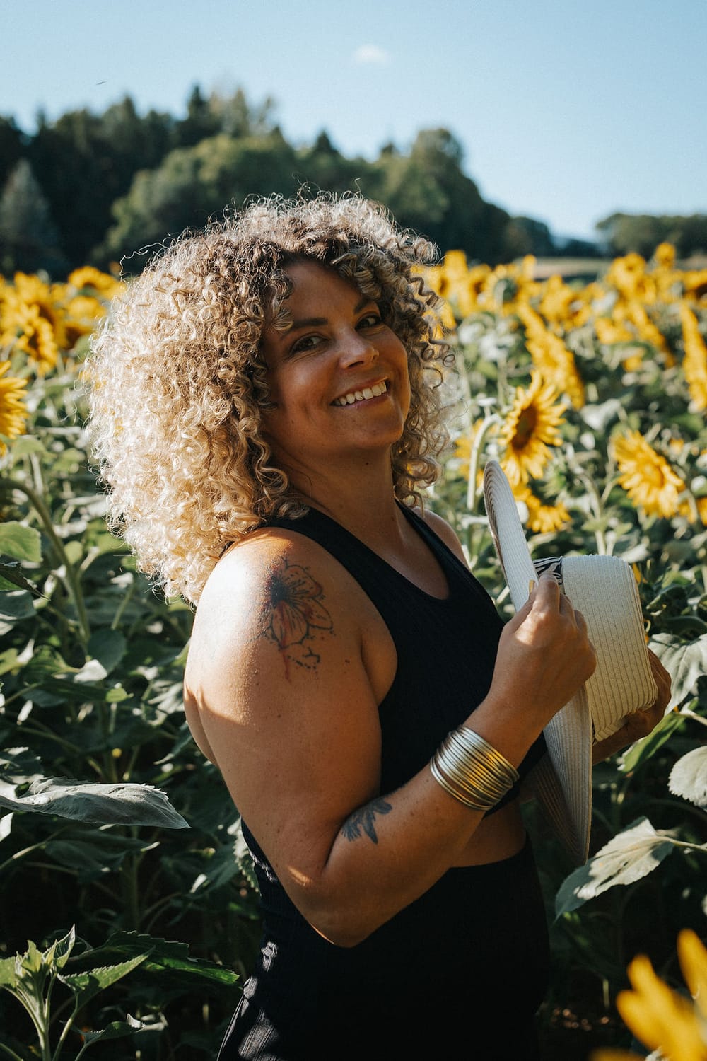 Shanna dans les champs de tournesols