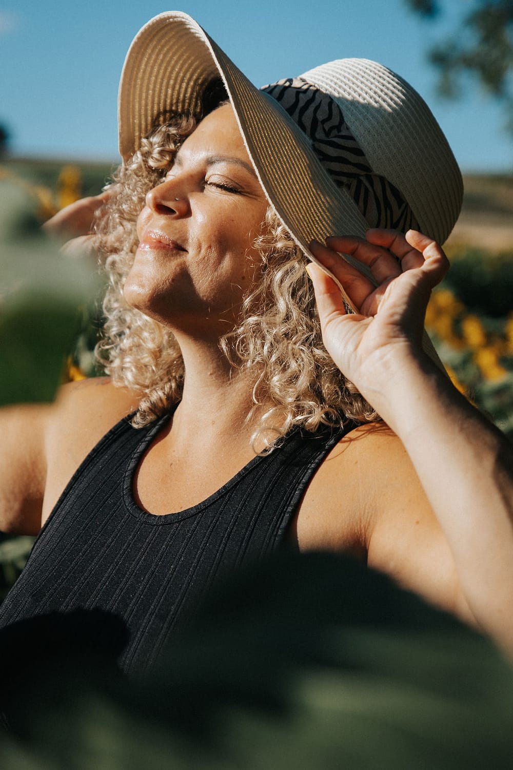 Shanna, avec un chapeau