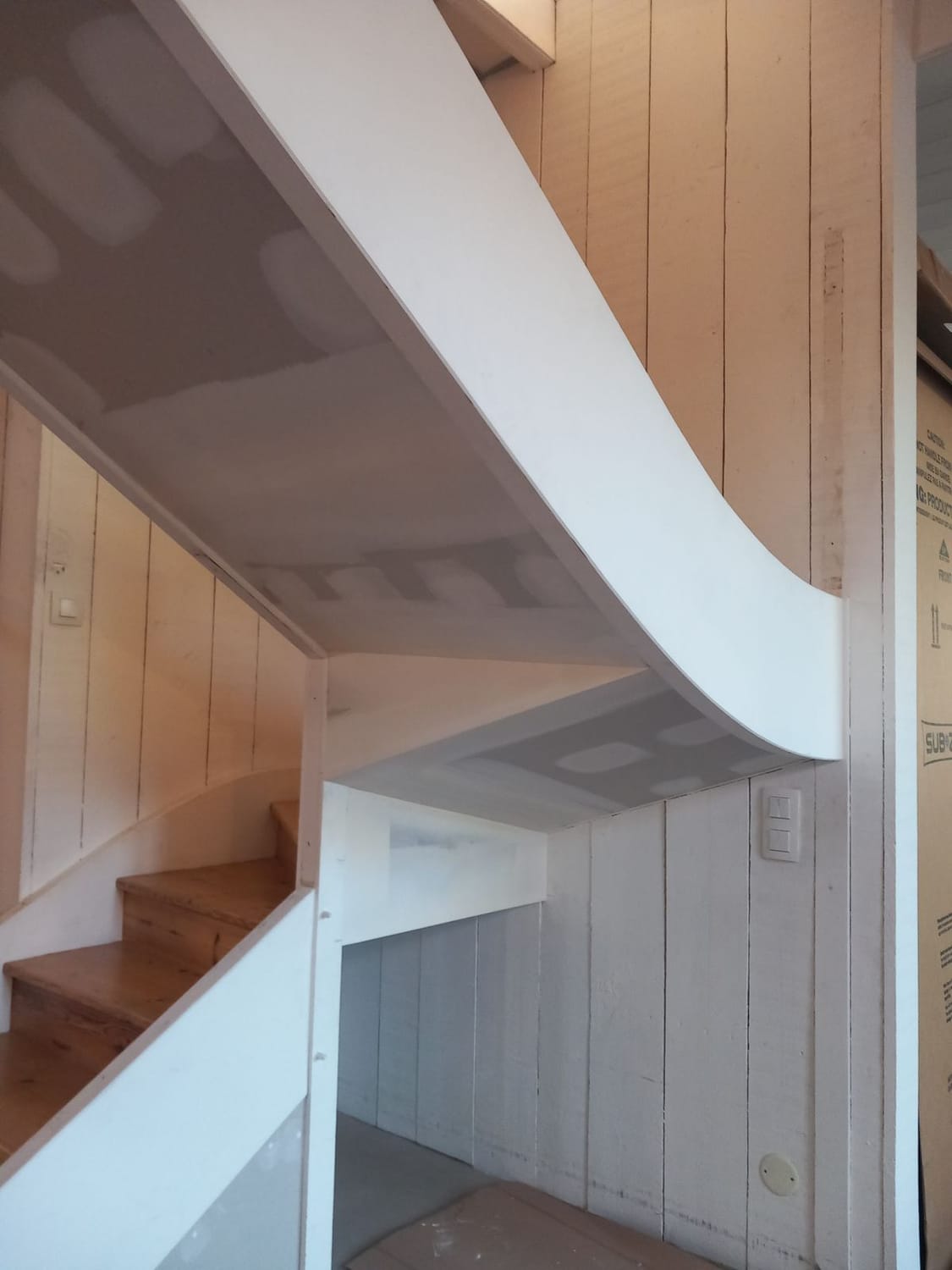 Escalier et lambris bois réalisés par la SARL Leneveu Guérin