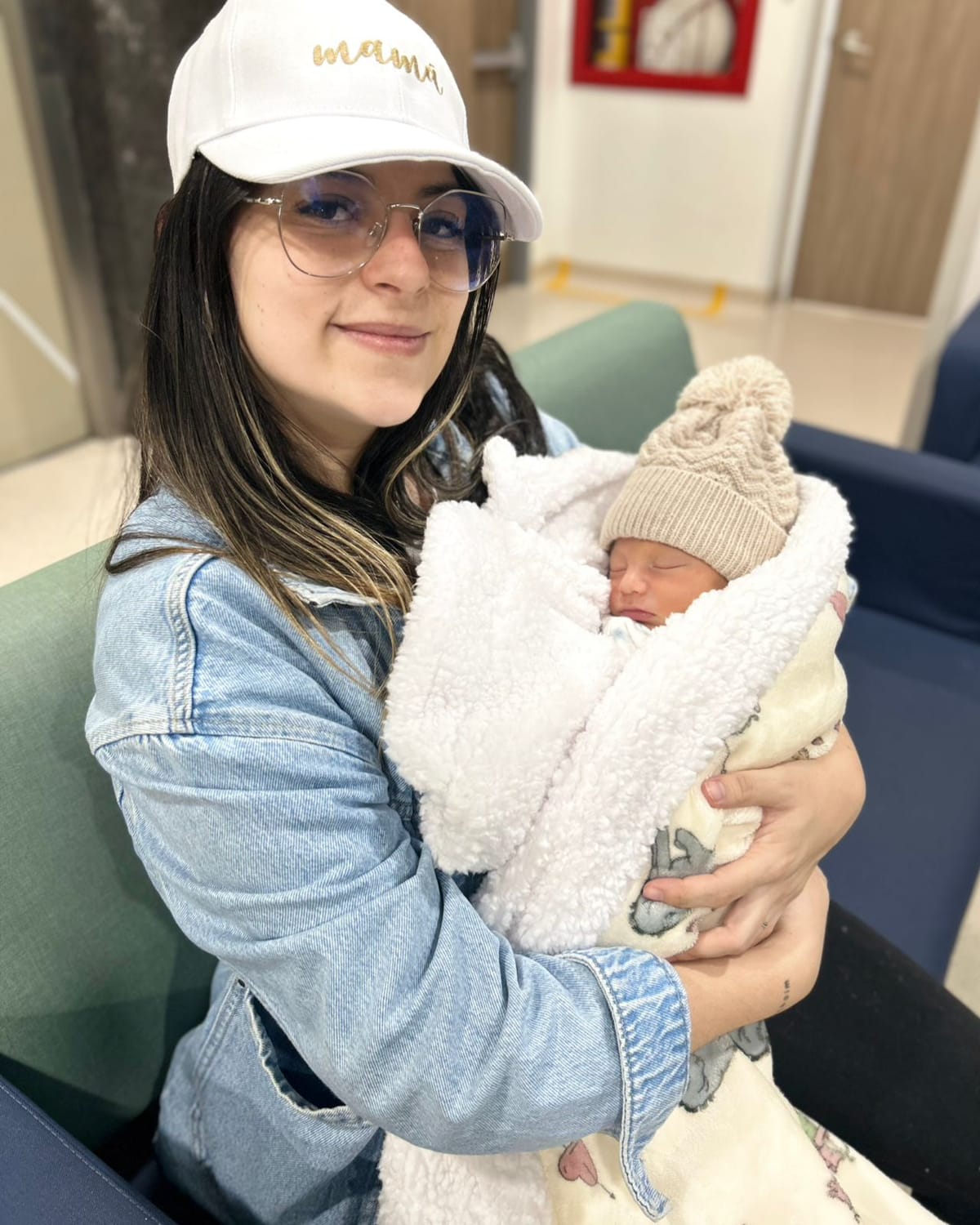 Gabriela con su bebé recién nacido en brazos