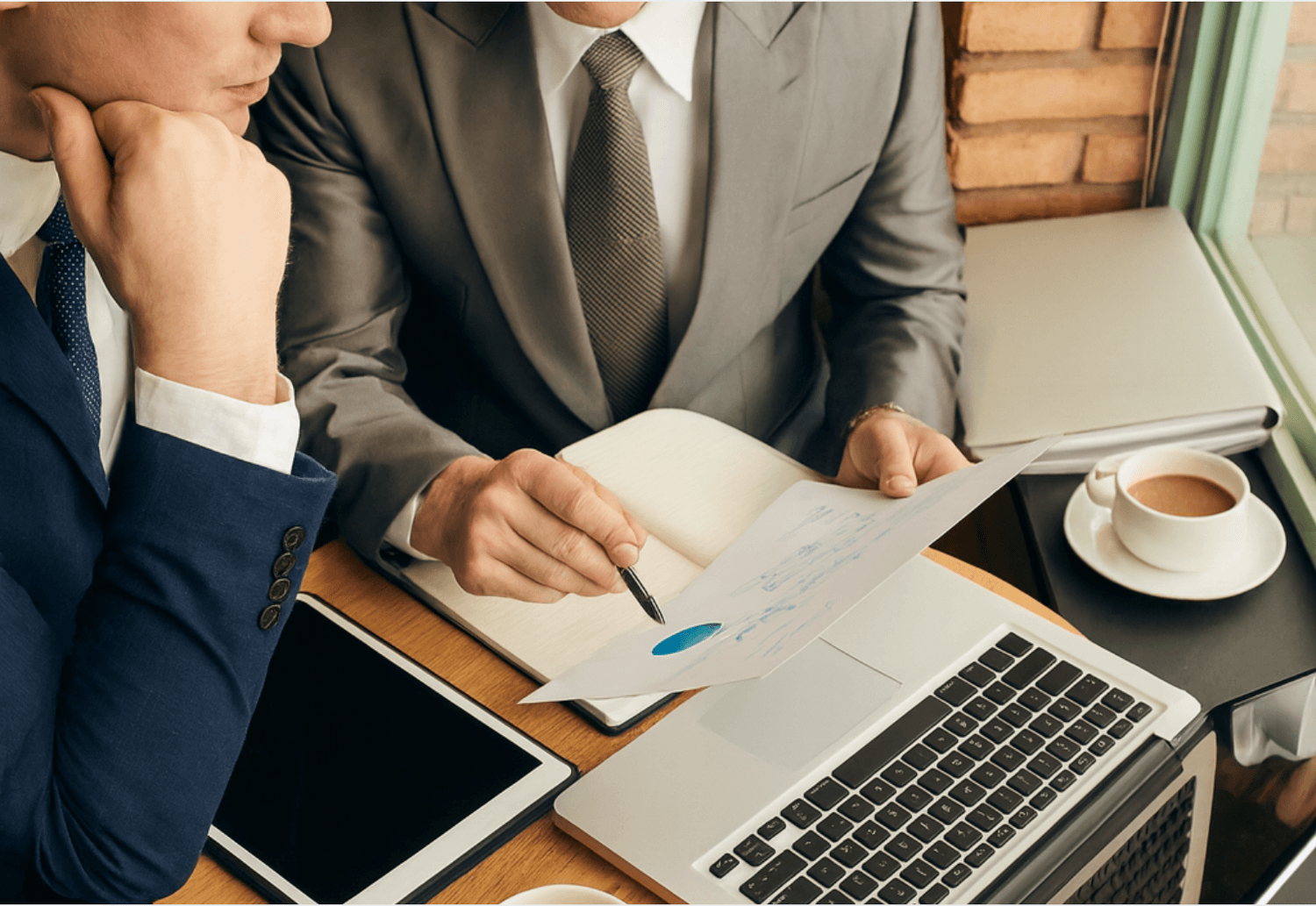 Pogajalec analizira zahtevna poslovna pogajanja in pripravlja strateški pogajalski načrt za večji dobiček